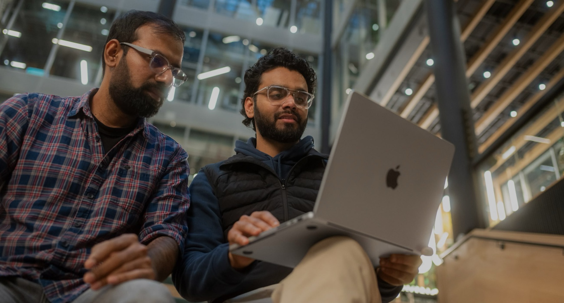 Inżynierowie Lloyds Banking Group pracują na MacBooku