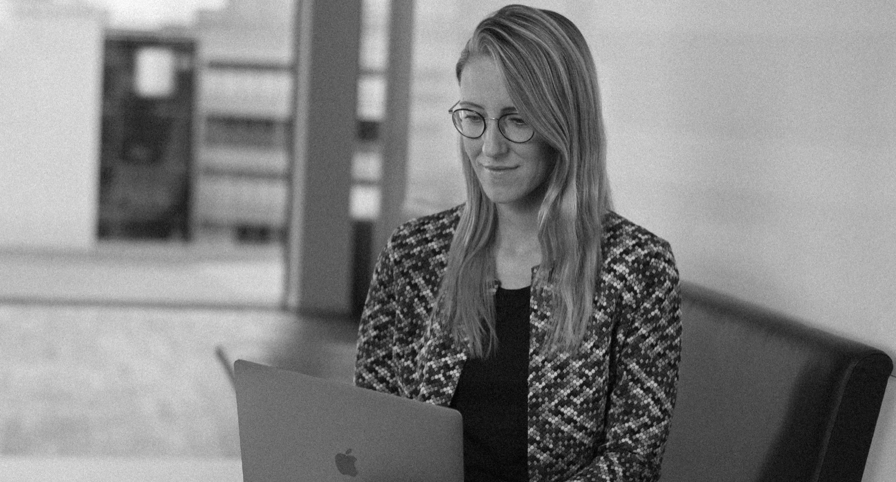 Pracowniczka SAP pracuje na MacBooku