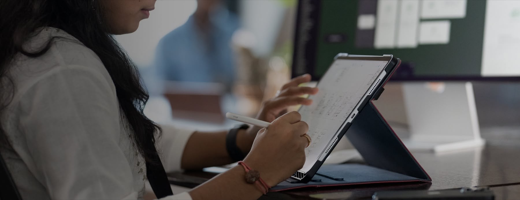 Projektantka Zoho szkicuje na iPadzie z Apple Pencil